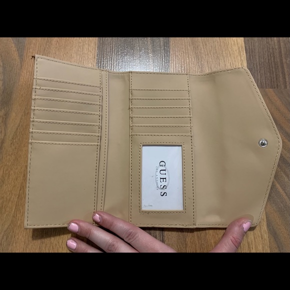 Mauve Guess wallet - Picture 2 of 3